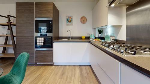 Luxury 2 Bed Apartment With Parking Near London