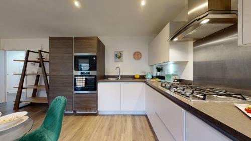 Luxury 2 Bed Apartment With Parking Near London