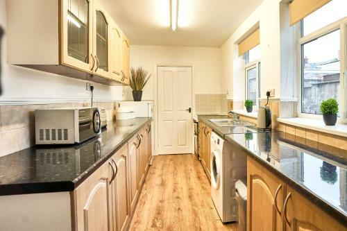 Contractors Book Now! Sleeps 5 - Modern & Relaxing