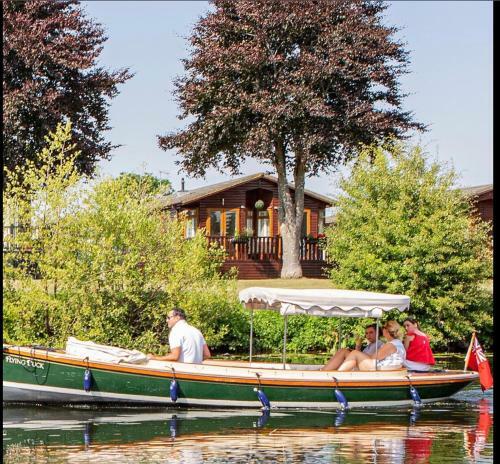 Riverside Retreat Luxury Lodge