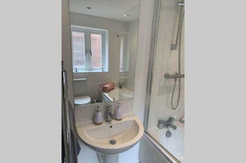 Apartamento Modern Flat, Few Mins Walk From All Attractions.