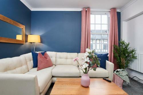 Stunning Central Apartment Sleeps 6 W/parking