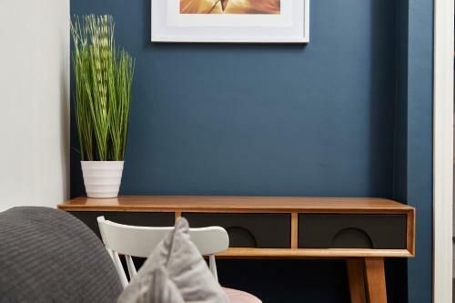 Stunning Central Apartment Sleeps 6 W/parking
