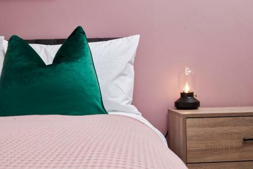 Stunning Central Apartment Sleeps 6 W/parking