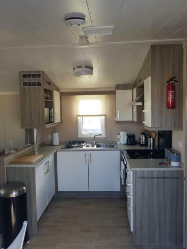 3 Bedroom Caravan With Hot Tub Tattershall Lakes