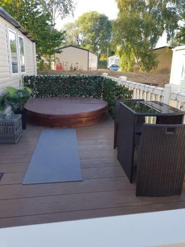3 Bedroom Caravan With Hot Tub Tattershall Lakes