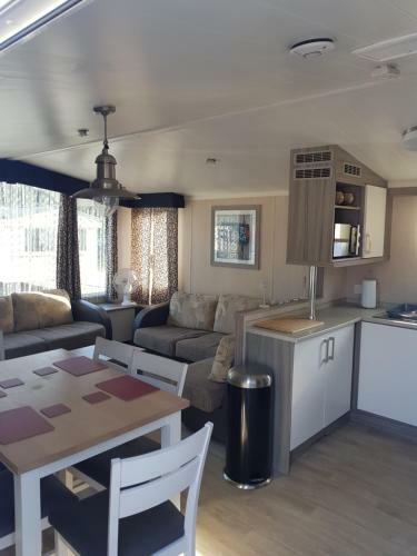 3 Bedroom Caravan With Hot Tub Tattershall Lakes