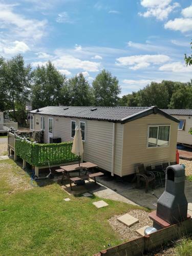 3 Bedroom Caravan With Hot Tub Tattershall Lakes
