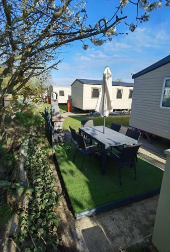 3 Bedroom Caravan With Hot Tub Tattershall Lakes