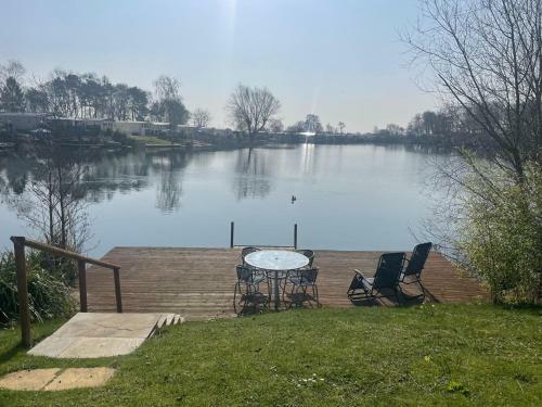 Lakeside Retreat 3