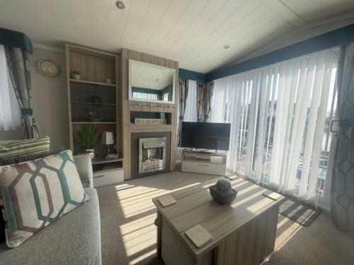 Lakeside Retreat 3