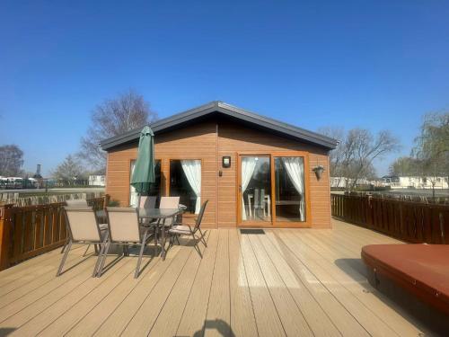 Luxury Lakeside Lodge (l1)