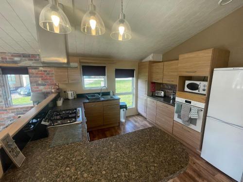 Luxury Lakeside Lodge (l1)