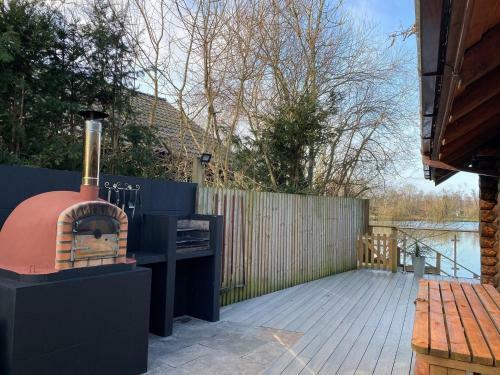 Woodpecker Log Cabin - Tattershall Lakes