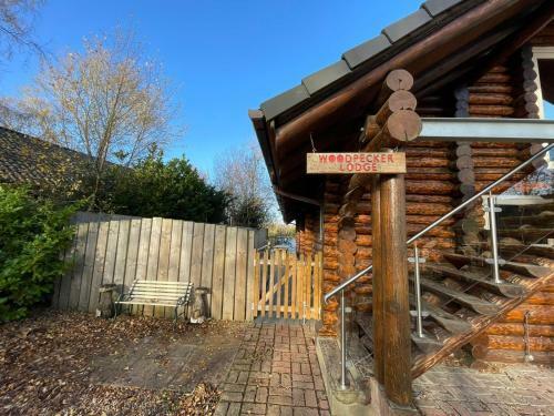 Woodpecker Log Cabin - Tattershall Lakes