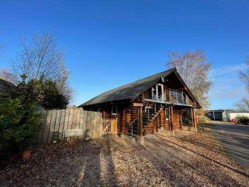 Woodpecker Log Cabin - Tattershall Lakes
