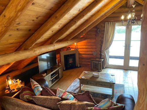 Woodpecker Log Cabin - Tattershall Lakes