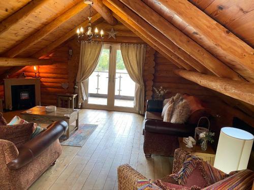 Woodpecker Log Cabin - Tattershall Lakes