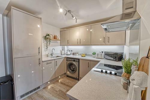 Lovely 2 Bedroom Apartment With Parking