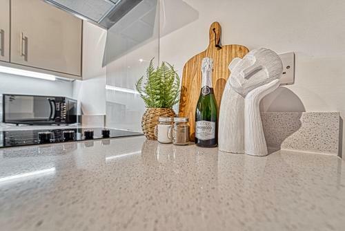Lovely 2 Bedroom Apartment With Parking