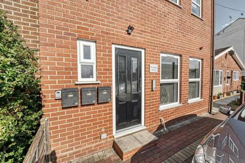Lovely 2 Bedroom Apartment With Parking