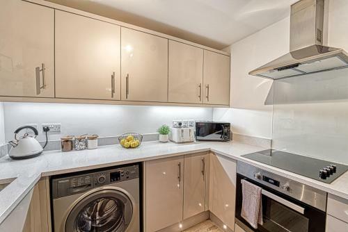 Lovely 2 Bedroom Apartment With Parking