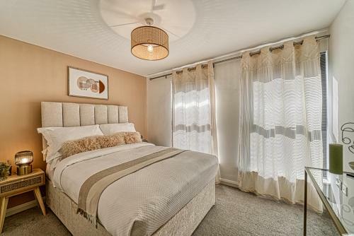Lovely 2 Bedroom Apartment With Parking