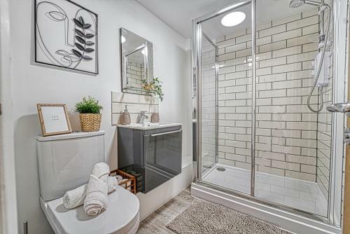 Lovely 2 Bedroom Apartment With Parking
