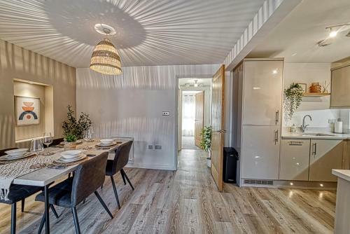 Lovely 2 Bedroom Apartment With Parking