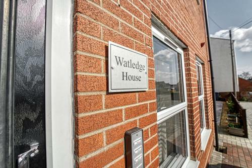 Lovely 2 Bedroom Apartment With Parking