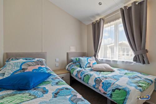 St Mary's View - Luxury Lodge, Short Walk To Beach, Parking
