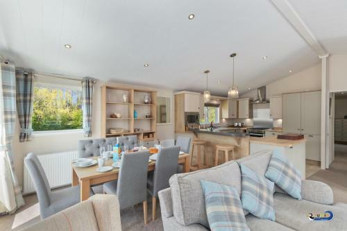 St Mary's View - Luxury Lodge, Short Walk To Beach, Parking