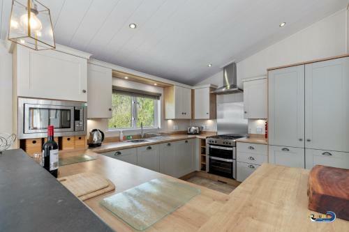 St Mary's View - Luxury Lodge, Short Walk To Beach, Parking