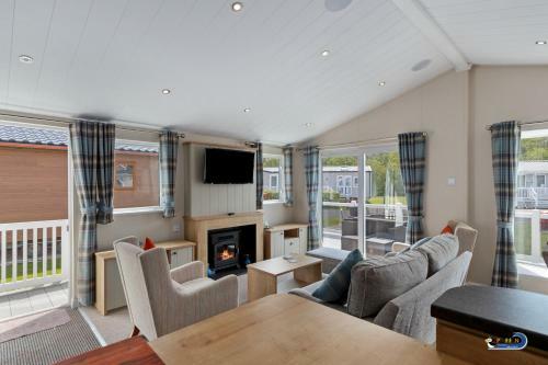 St Mary's View - Luxury Lodge, Short Walk To Beach, Parking