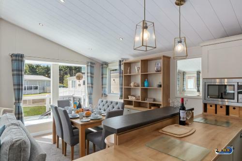 St Mary's View - Luxury Lodge, Short Walk To Beach, Parking