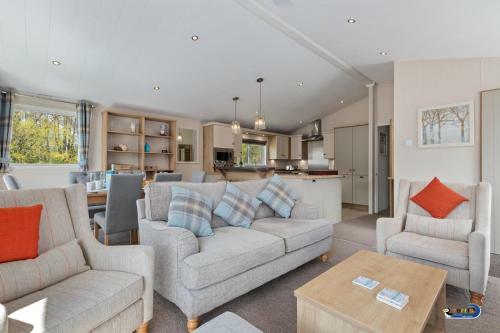 St Mary's View - Luxury Lodge, Short Walk To Beach, Parking