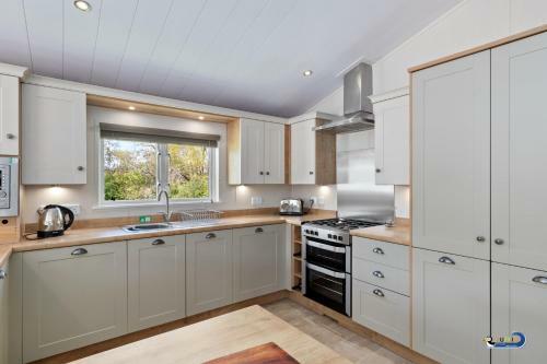 St Mary's View - Luxury Lodge, Short Walk To Beach, Parking