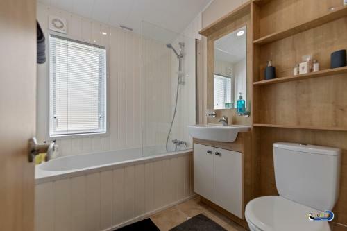 St Mary's View - Luxury Lodge, Short Walk To Beach, Parking