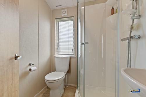 St Mary's View - Luxury Lodge, Short Walk To Beach, Parking