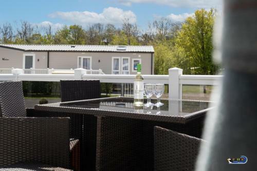 St Mary's View - Luxury Lodge, Short Walk To Beach, Parking