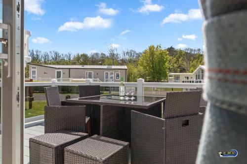 St Mary's View - Luxury Lodge, Short Walk To Beach, Parking