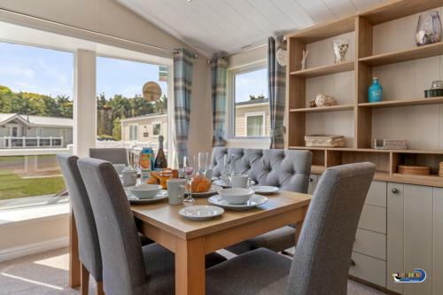 St Mary's View - Luxury Lodge, Short Walk To Beach, Parking