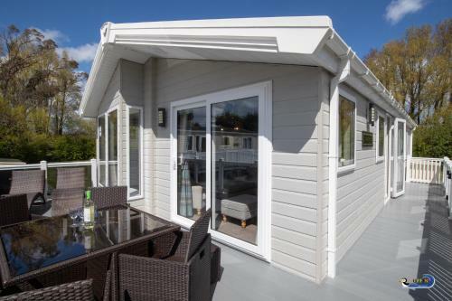 St Mary's View - Luxury Lodge, Short Walk To Beach, Parking