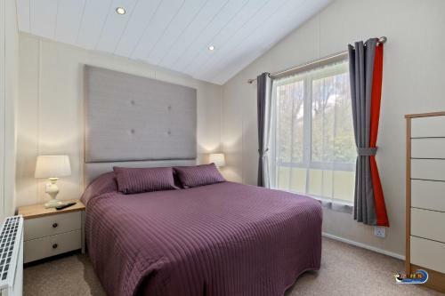 St Mary's View - Luxury Lodge, Short Walk To Beach, Parking