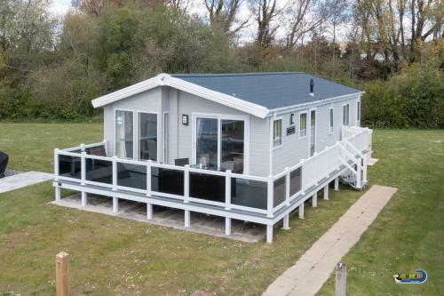 St Mary's View - Luxury Lodge, Short Walk To Beach, Parking