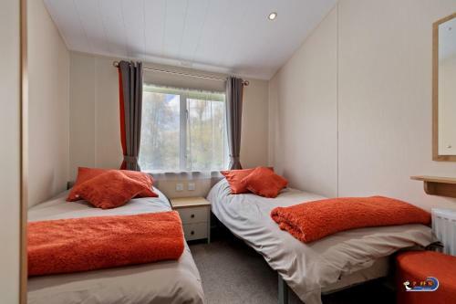 St Mary's View - Luxury Lodge, Short Walk To Beach, Parking