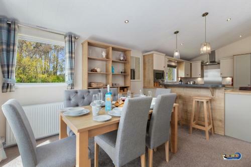St Mary's View - Luxury Lodge, Short Walk To Beach, Parking