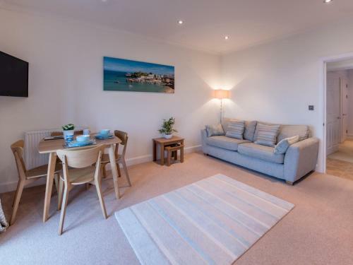 Pass The Keys 2 Bed Apartment With Balcony Views