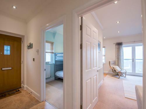 Pass The Keys 2 Bed Apartment With Balcony Views