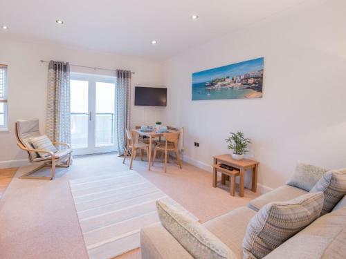 Pass The Keys 2 Bed Apartment With Balcony Views